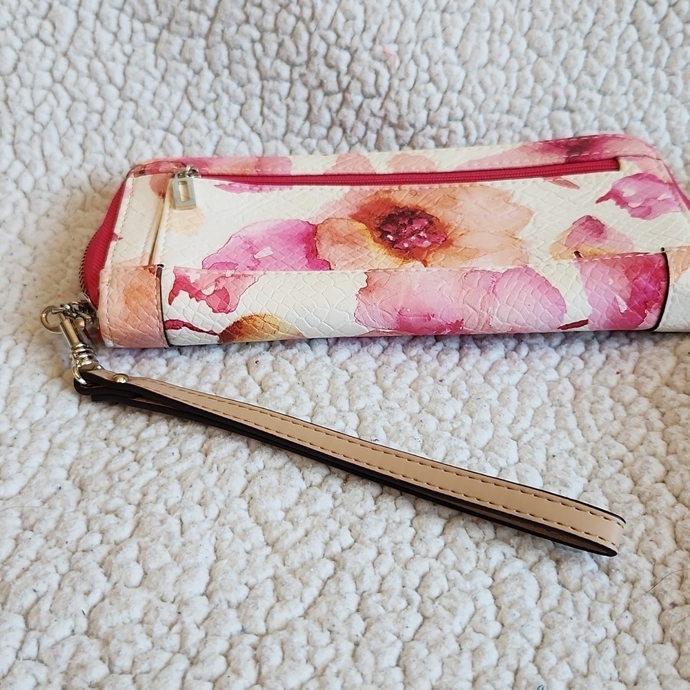 NWOT Guess Feminie Rosette Floral Shoulder Bag and Wallet Set - Picture 16 of 16